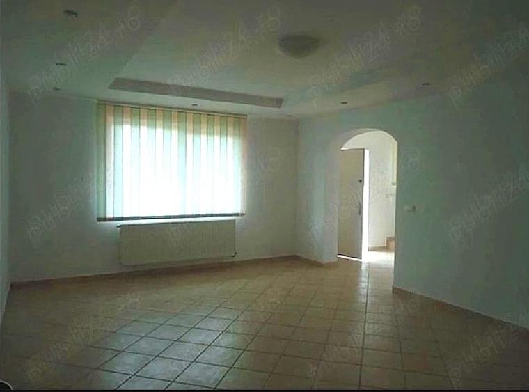 Casă individuală cu 6 camere cu Canalizare în Vitan