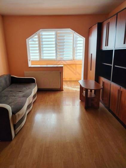 Apartament cu 2 camere semidecomandat, mobilat în Central