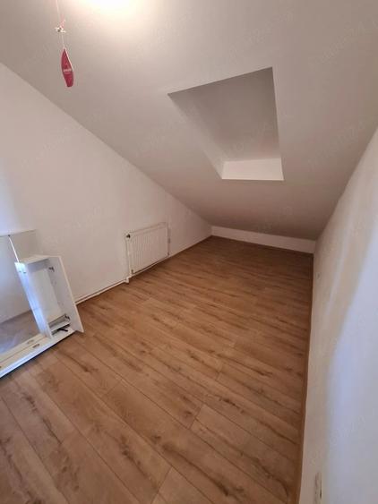 Apartament cu 4 camere semidecomandat în Pârneava