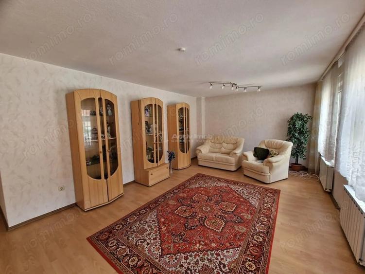 Casă cu 7 camere cu Teren 720 Mp în Vest
