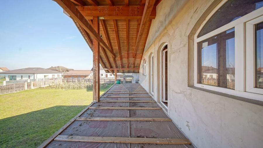 Casă individuală cu 5 camere cu Teren 700 Mp în Sânpetru