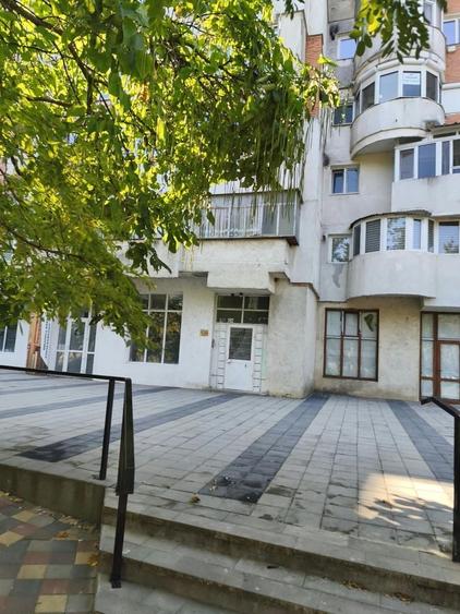 Apartament cu 3 camere decomandat în Bora