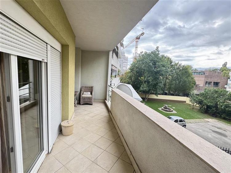 Apartament cu 3 camere semidecomandat în Herăstrău