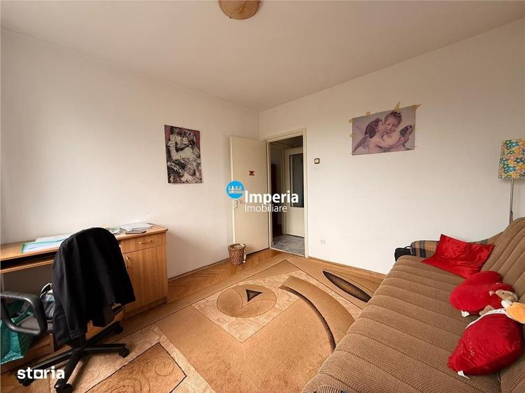 Apartament cu 3 camere semidecomandat în Tătărași