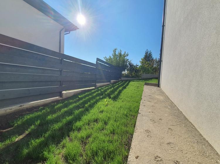 Duplex cu 4 camere cu Canalizare în Bucium
