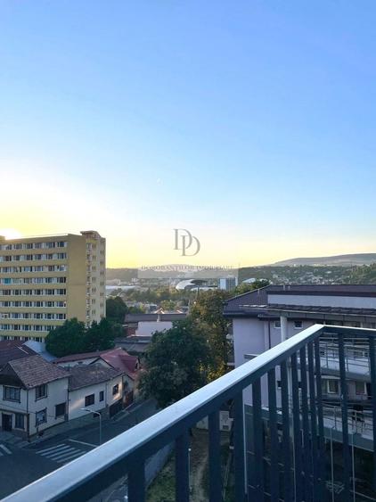 Penthouse cu 3 camere semidecomandat, mobilat în Central