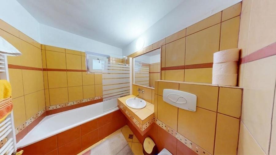 Apartament cu 3 camere decomandat în Astra