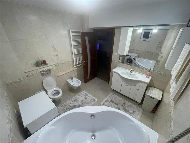 Apartament cu 3 camere decomandat, mobilat în Burdujeni