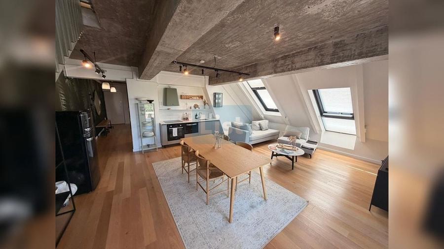 Penthouse cu 4 camere, mobilat în Central