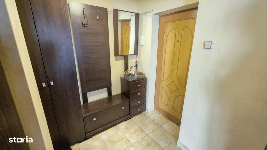 Apartament cu 3 camere semidecomandat în 9 Mai