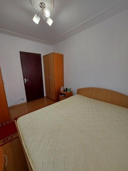 Apartament cu 3 camere semidecomandat, mobilat în Drumul Taberei
