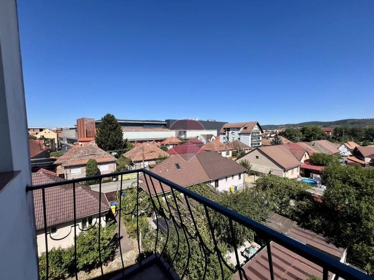 Apartament cu 3 camere decomandat, mobilat în Trei Stejari