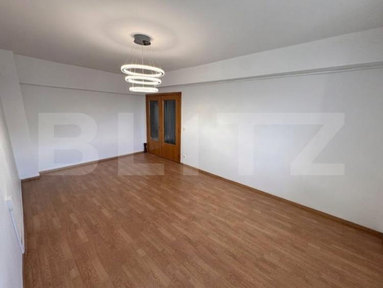Apartament cu 3 camere decomandat, mobilat în Ultracentral
