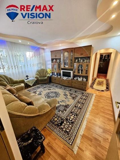 Apartament cu 3 camere semidecomandat, mobilat în Craiovița Nouă