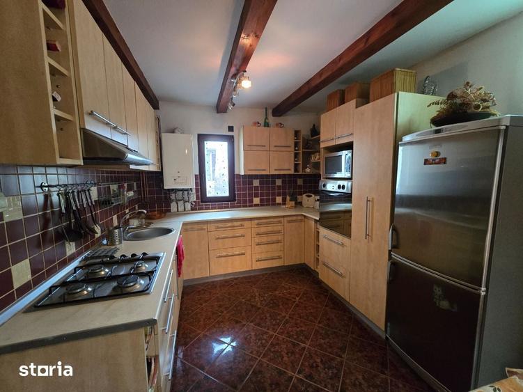 Casă cu 8 camere cu Teren 800 Mp în Independenței
