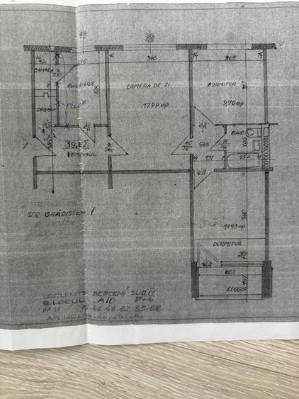 Apartament cu 3 camere semidecomandat în Berceni