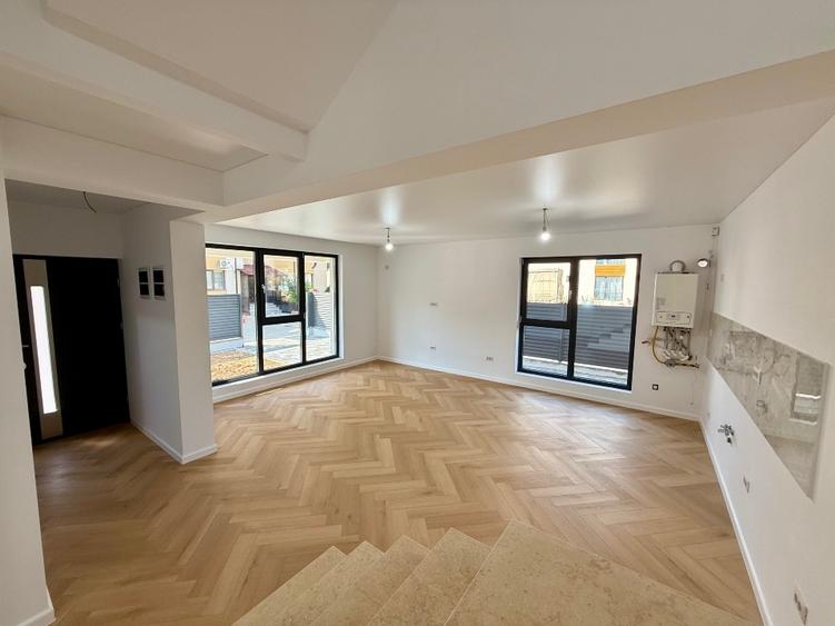 Duplex cu 5 camere cu Canalizare în Dobroești