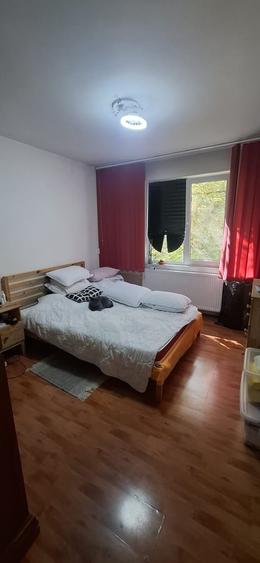 Apartament cu 3 camere semidecomandat în Crângași