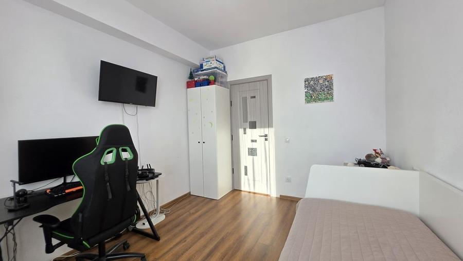 Apartament cu 3 camere semidecomandat în Vest