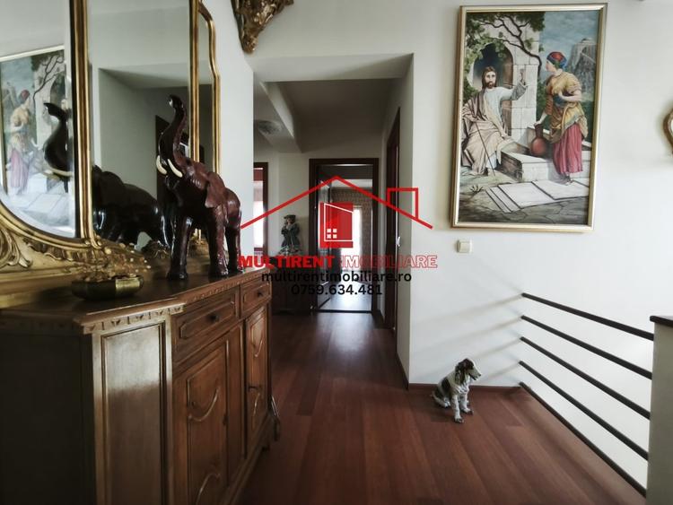 Casă individuală cu 8 camere cu Canalizare în Ultracentral
