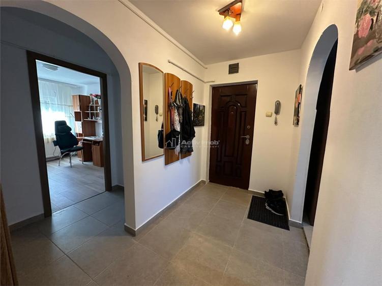 Apartament cu 3 camere decomandat în Central