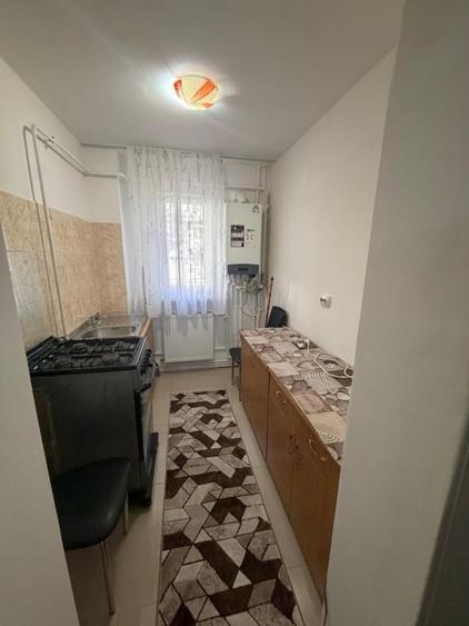 Apartament cu 2 camere semidecomandat, mobilat în Craiovița Nouă