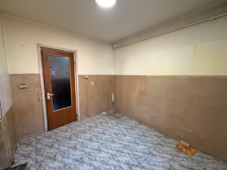 Apartament cu 4 camere decomandat în Cetate