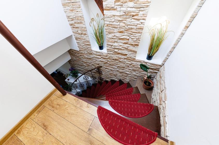 Apartament cu 3 camere decomandat, mobilat în P-ța Unirii