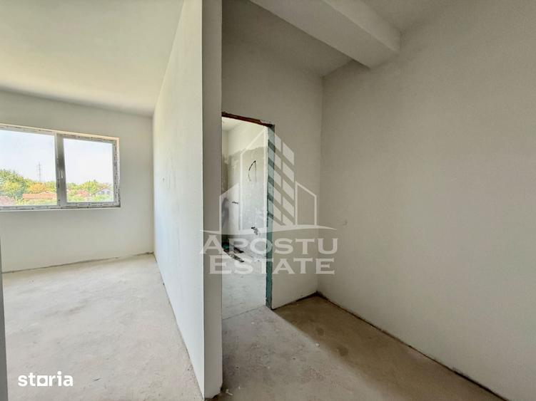 Apartament cu 3 camere în Plopi