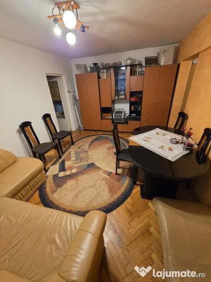 Apartament cu 3 camere semidecomandat în Micro 16