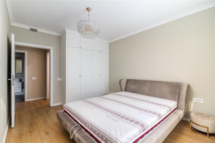 Apartament cu 3 camere semidecomandat în Gară