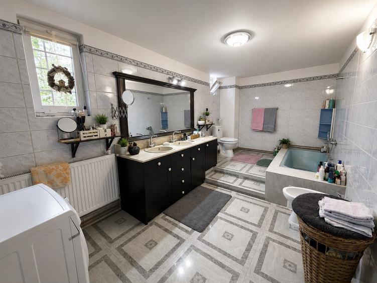 Casă individuală cu 7 camere cu Canalizare în Cantemir