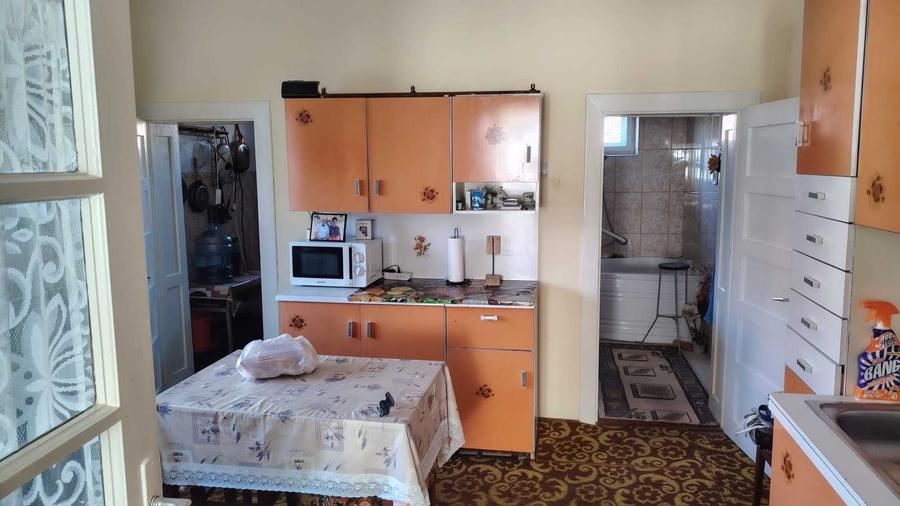 Casă cu 3 camere în Central
