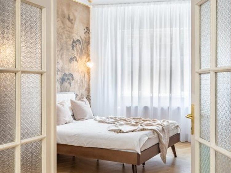 Apartament cu 3 camere semidecomandat, mobilat în Universitate