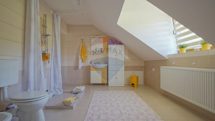 Casă individuală cu 10 camere cu Teren 2789 Mp în Glăjărie