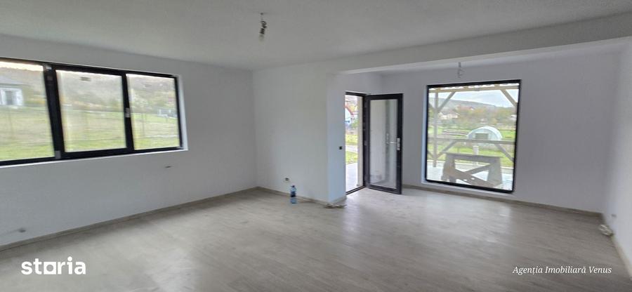 Casă cu 5 camere cu Teren 1000 Mp în Mihai Eminescu