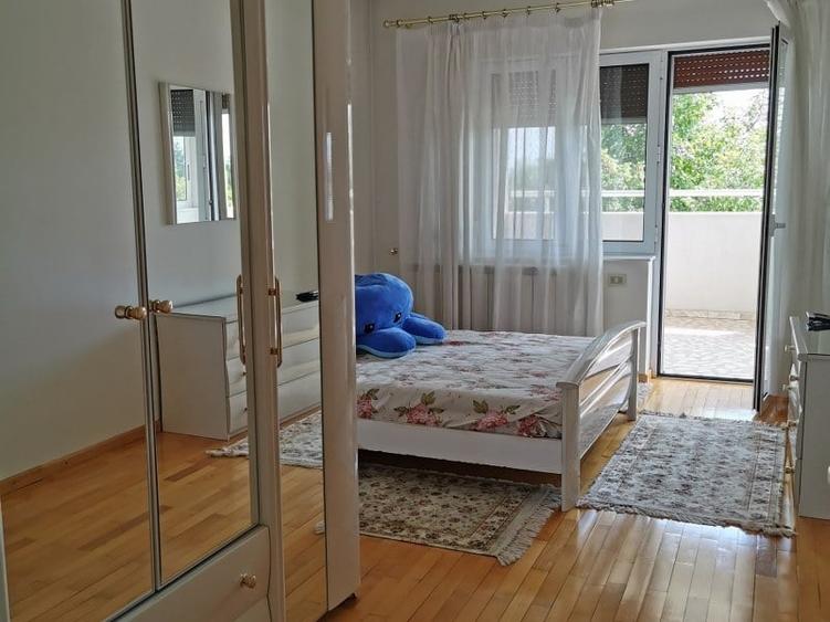 Casă individuală cu 8 camere cu Piscina în Domnești