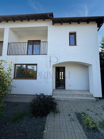 Duplex cu 5 camere cu Canalizare în Moșnița Nouă