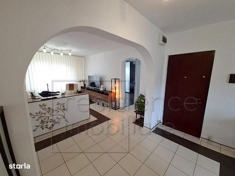 Apartament cu 4 camere decomandat în Plopilor