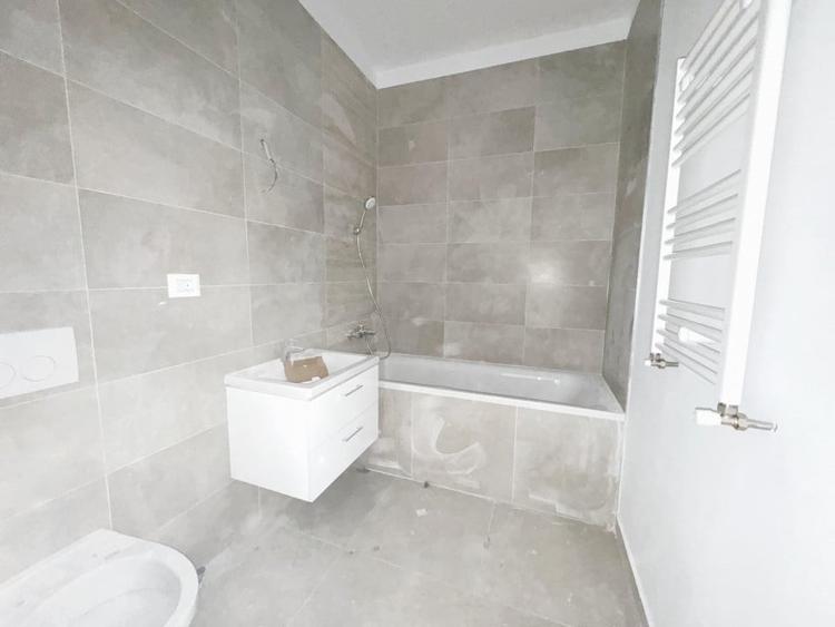 Apartament cu 3 camere semidecomandat în Aradului