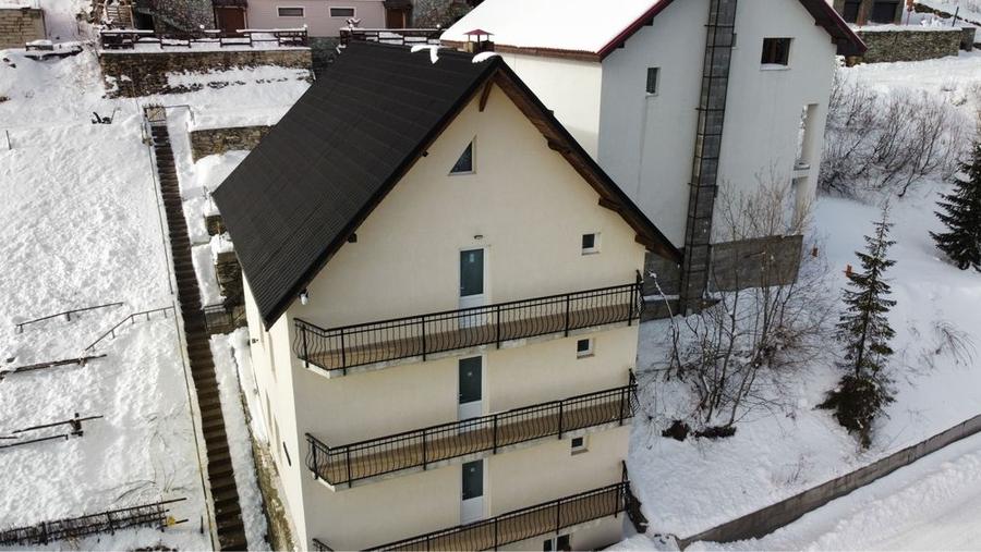 Casă cu 4 camere în Novaci