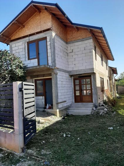 Casă cu 3 camere în Vulcana-Pandele
