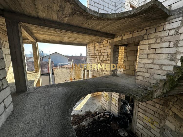 Casă individuală cu 11 camere cu Piscina în Bărăbanț