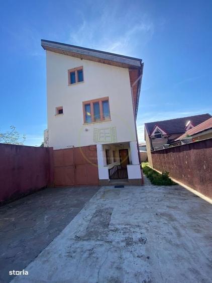 Casă cu 4 camere decomandat cu Teren 249 Mp în Rogerius