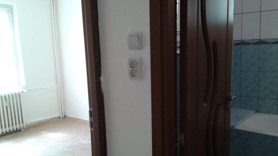 Apartament cu 5 camere semidecomandat în Crângași
