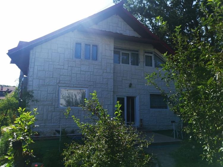 Casă individuală cu 8 camere cu Garaj în Trivale