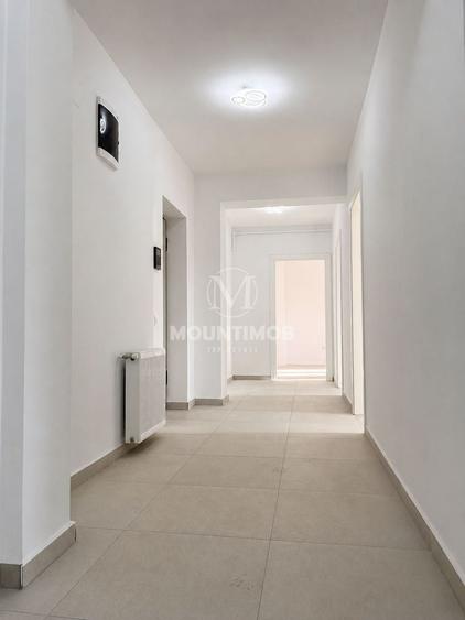 Apartament cu 3 camere decomandat în Tractorul