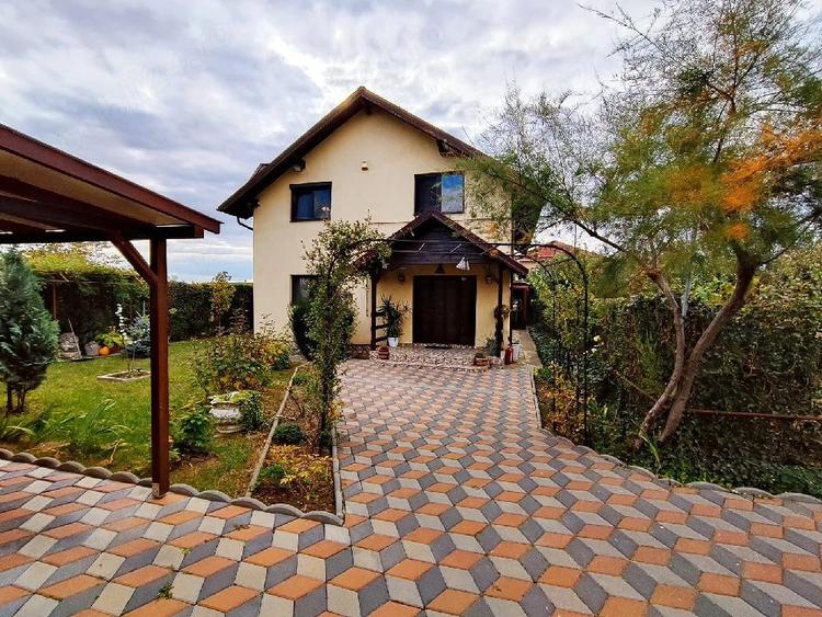 Casă cu Teren 900 Mp în Șipotu
