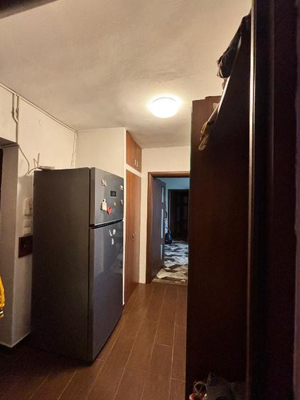 Apartament cu 3 camere semidecomandat în Tractorul