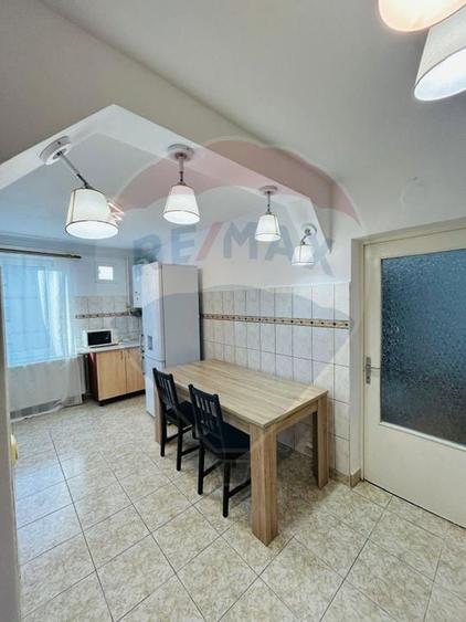 Apartament cu 3 camere decomandat, mobilat în Tractorul